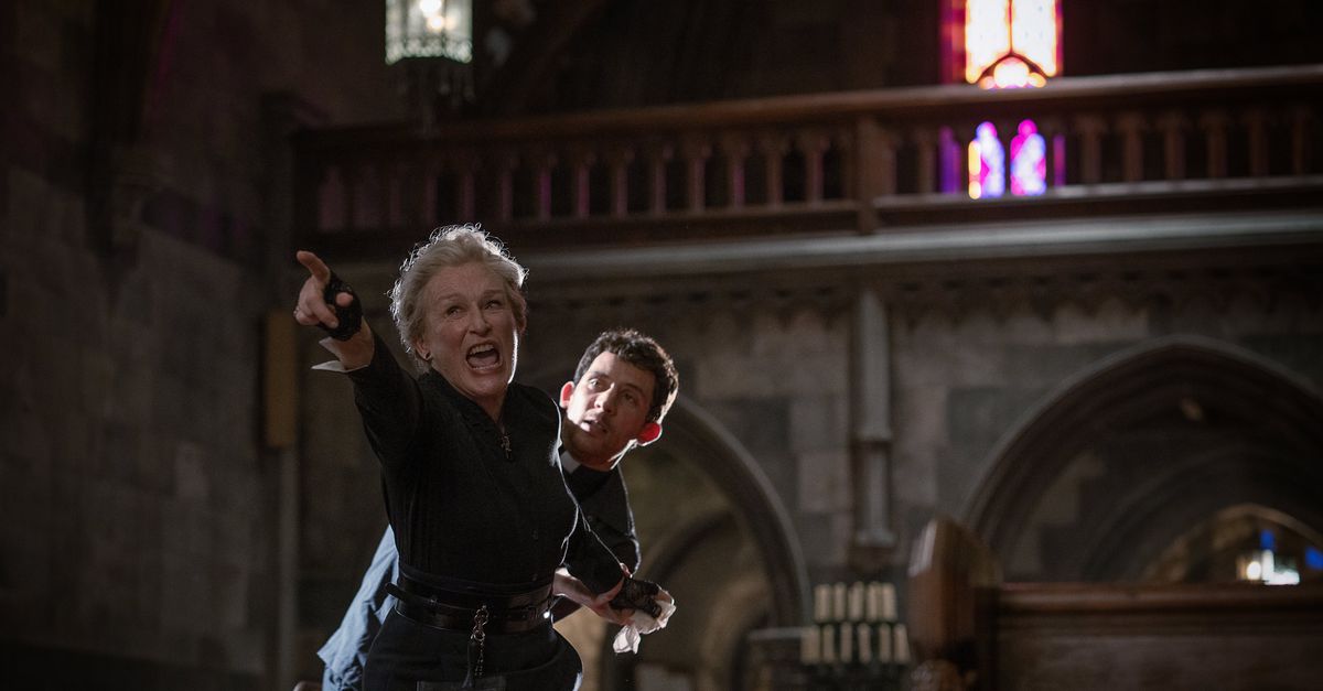 De derde ‘Knives Out’-whodunnit claimt het geloof terug op trumpianen en andere valse profeten