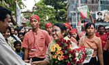 Phyu Phyu Thin in Yangon tijdens een verkiezingscampagne in 2012. Na de staatsgreep in 2021 week ze uit naar de jungle, en richtte met een aantal medestanders een Regering van Nationale Eenheid op. 