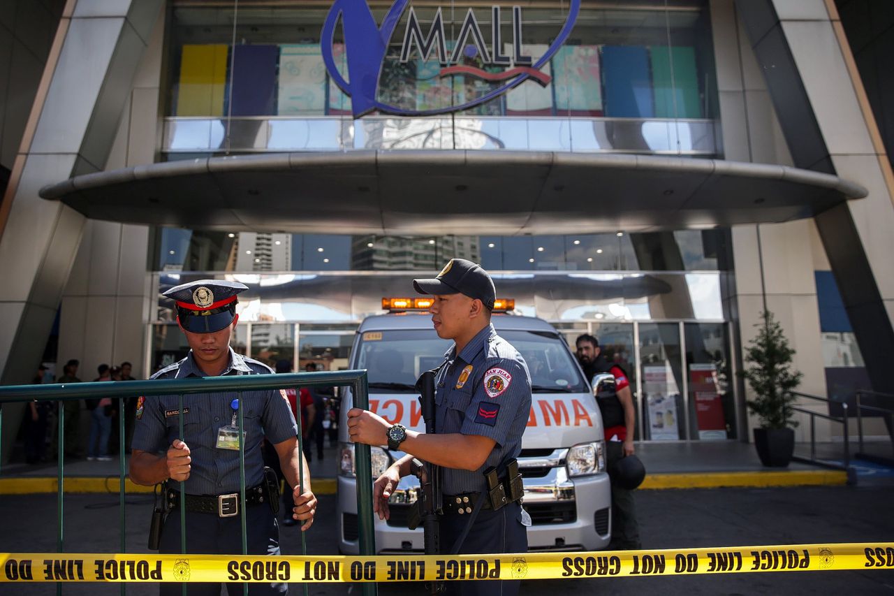 Politie sluit de omgeving rondom het winkelcentrum V-mall af, waar tientallen mensen zijn gegijzeld.
