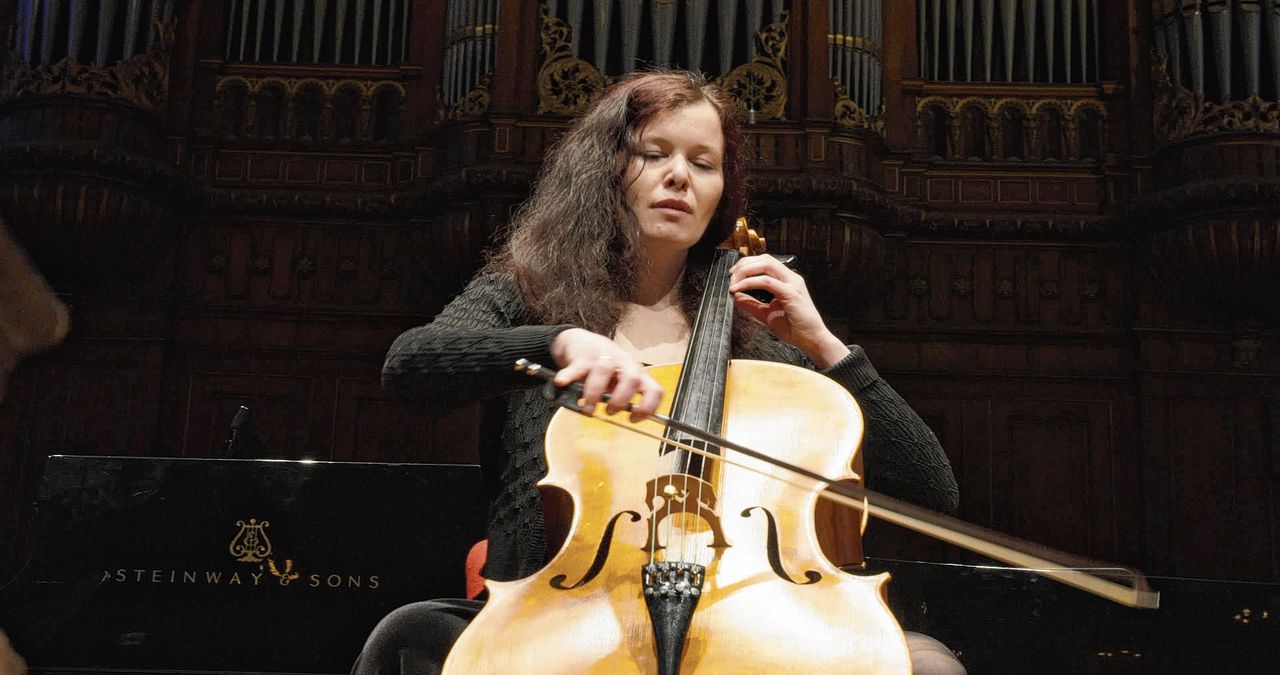 Celliste Maya Fridman, geboren in Moskou, speelde benefietconcerten voor Oekraïne.