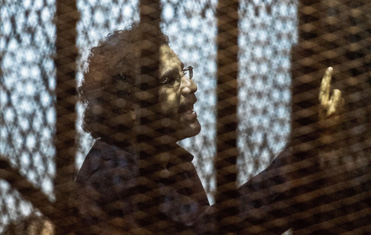Egyptische activist Alaa brengt vanuit zijn cel president Sisi in verlegenheid 