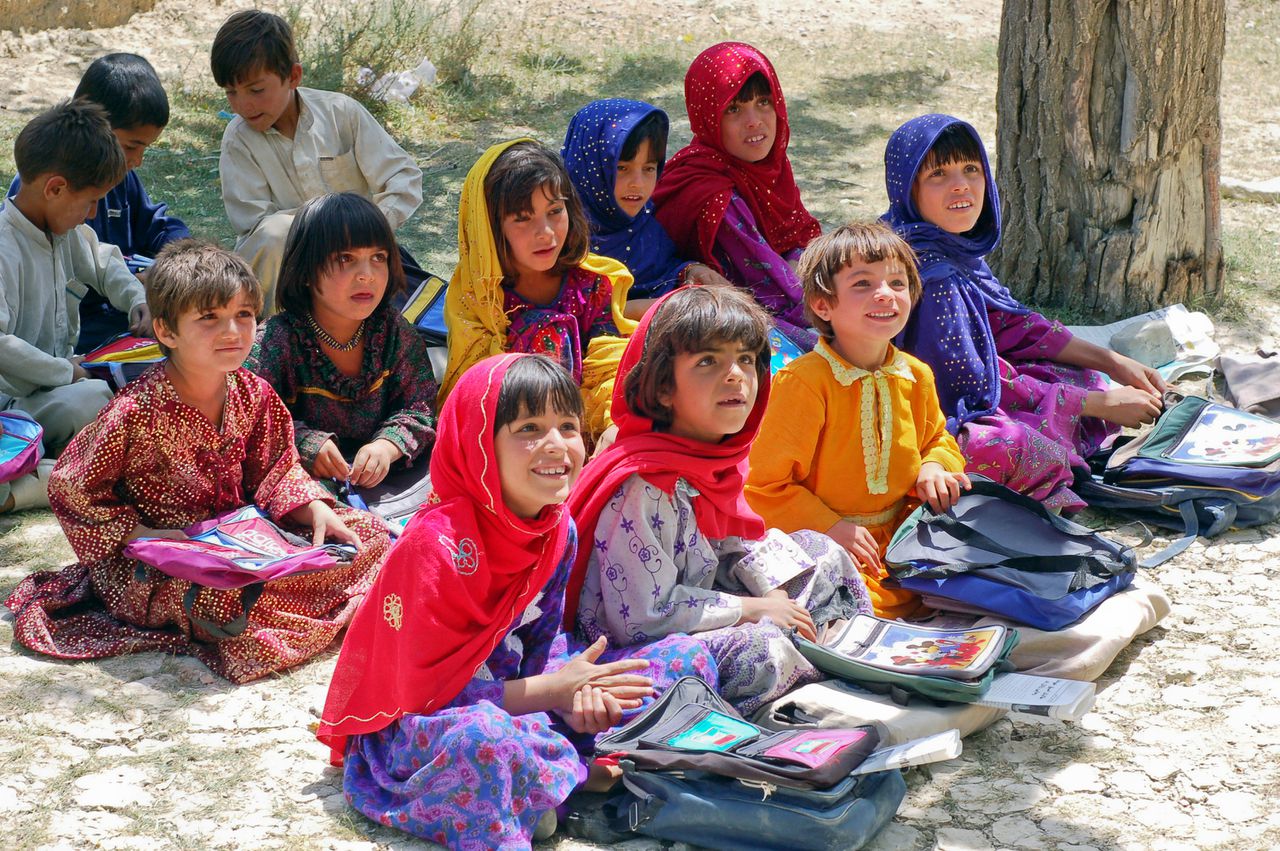 Schoolkinderen krijgen les in een boomgaard in Gardez, Afghanistan.