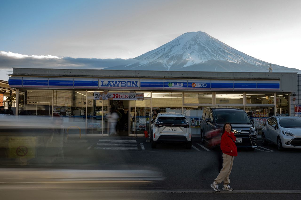 Japans stadje plaatst scherm voor uitzicht op de berg Fuji na toeristenoverlast 