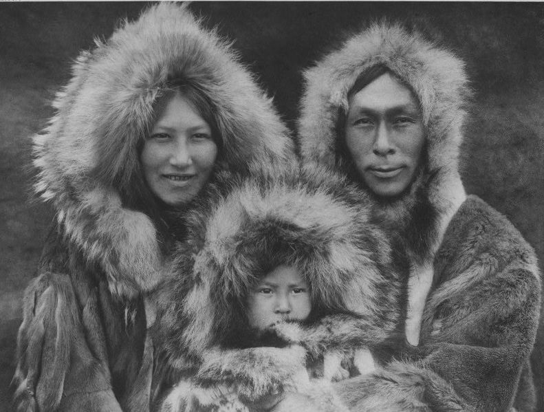 Inuït-familie uit Alaska, gefotografeerd in 1928.