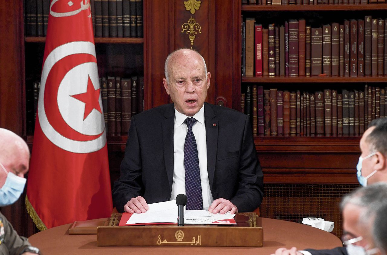 President Kais Saied van Tunesië zondag tijdens een ontmoeting in Tunis.