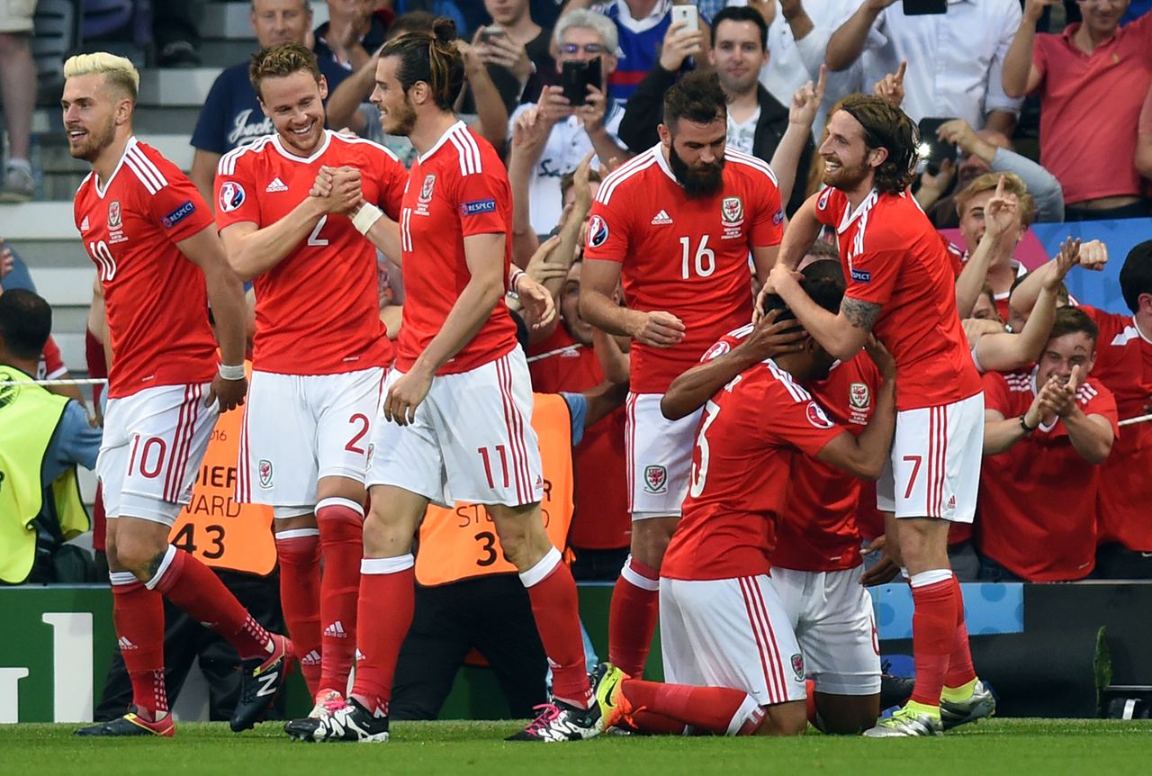 De spelers van Wales vieren hun tweede goal.