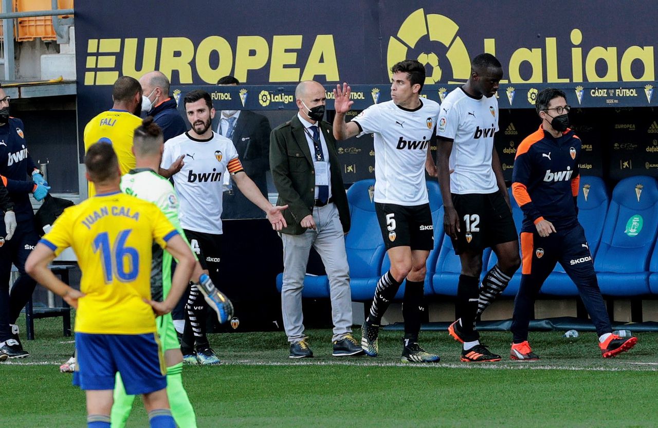 De spelers van Valencia verlieten het veld omdat de 24-jarige Franse verdediger Mouctar Diakhaby racistisch uitgescholden zou zijn, zo meldt de club.
