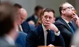Minister Eelco Heinen tijdens het debat over de regeringsverklaring. 
