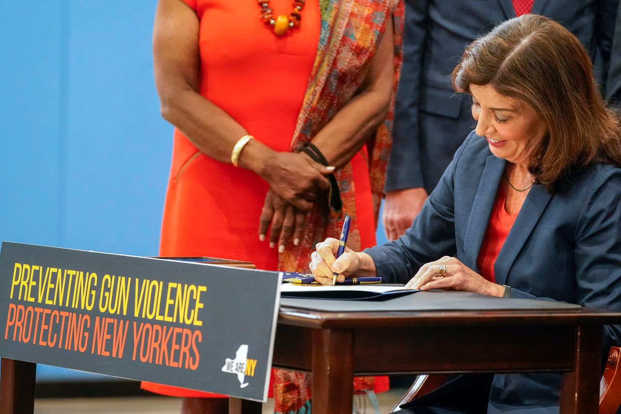De gouverneur van New York Kathy Hochul tekende eerder deze maand een reeks decreten om wapenbezit in haar staat te beperken.