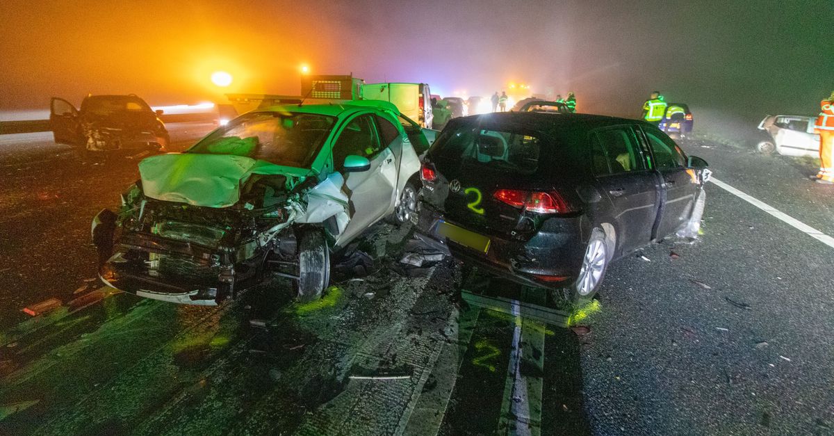 Bij de grote kettingbotsing op de A32 zijn negentien gewonden gevallen, laat de politie weten. Eén persoon is omgekomen..