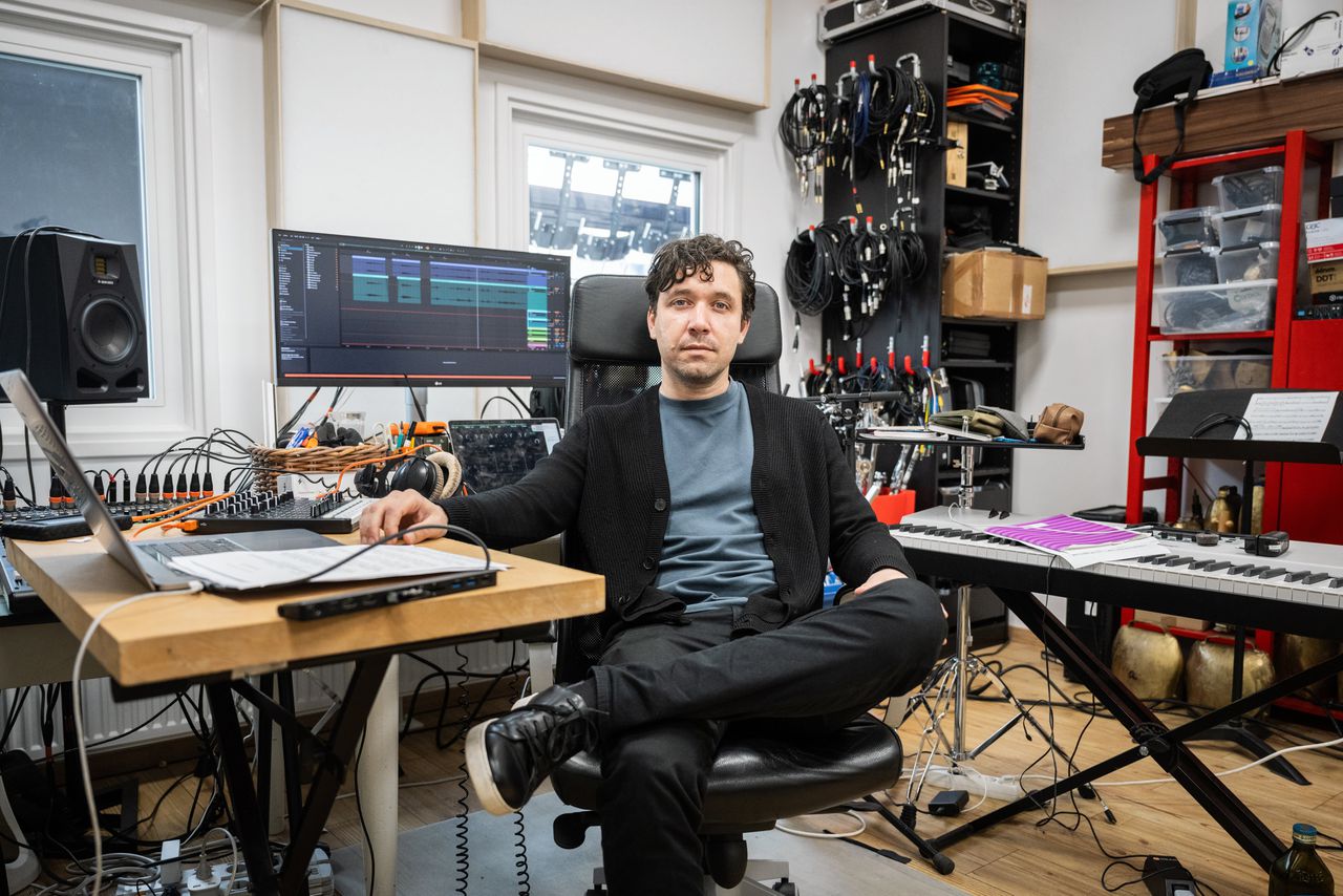 Daniel Wohl, die graag met elektronica componeert, twijfelt in zijn nieuwe werk: is AI nou een zegen of een vloek? 