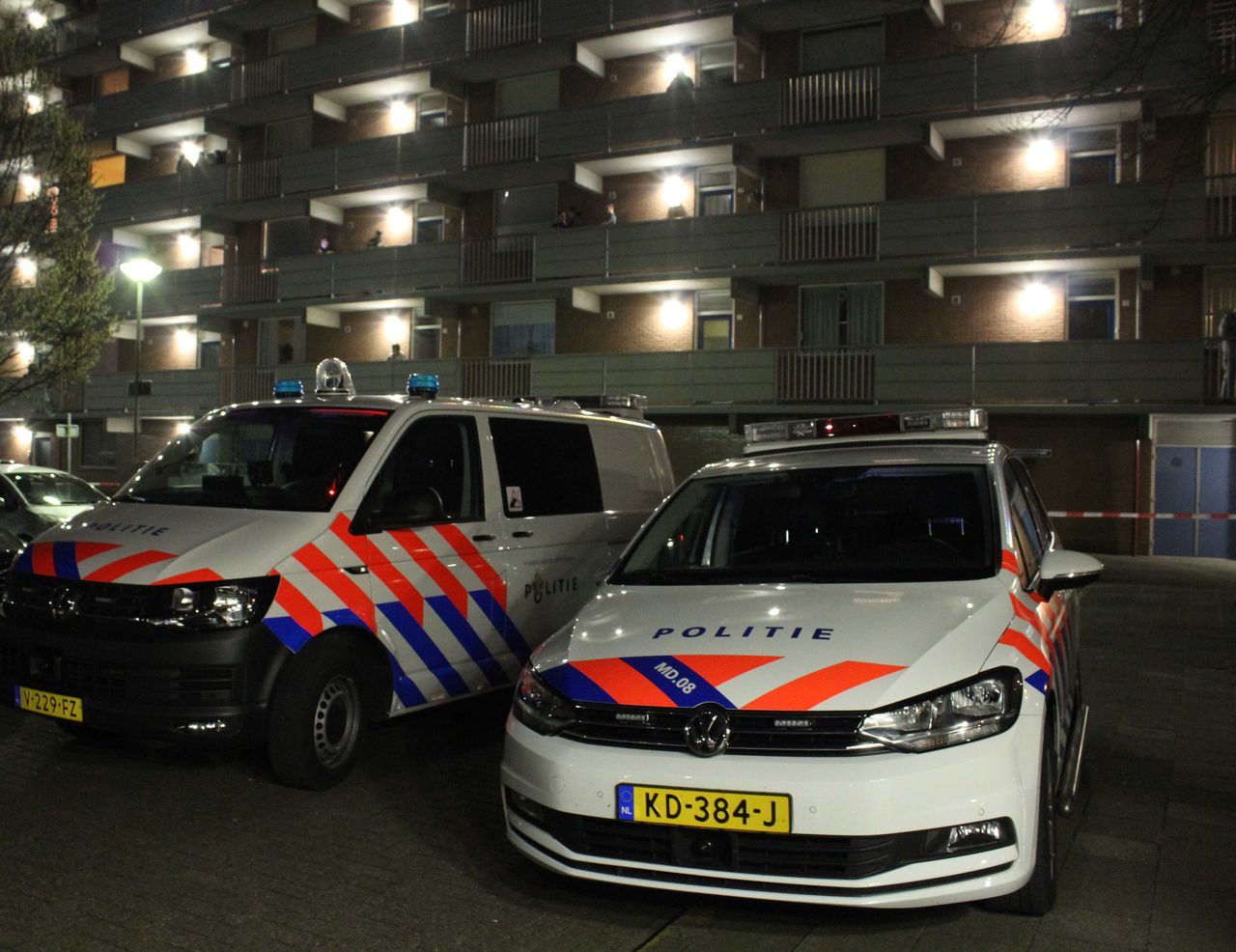 De politie heeft in een woning aan de Sandenburgstraat in Breda een dode man aangetroffen. De man werd gevonden na een melding over een schietpartij in de flat.
