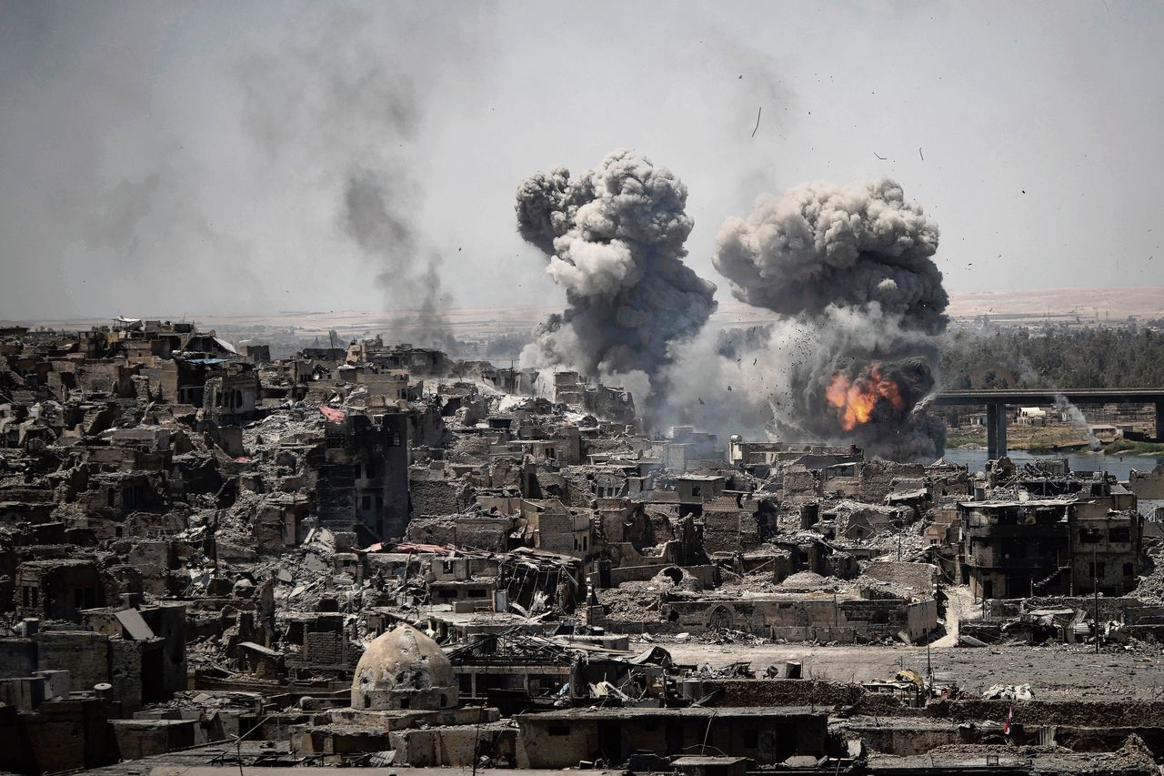 Luchtaanvallen op IS-posities aan de rand van de oude stad van Mosul in Irak, in juli van dit jaar.