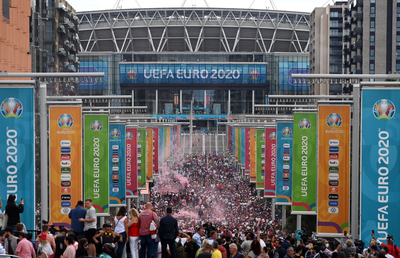 Buiten het Wembley-stadion was het zondag de hele dag feest.