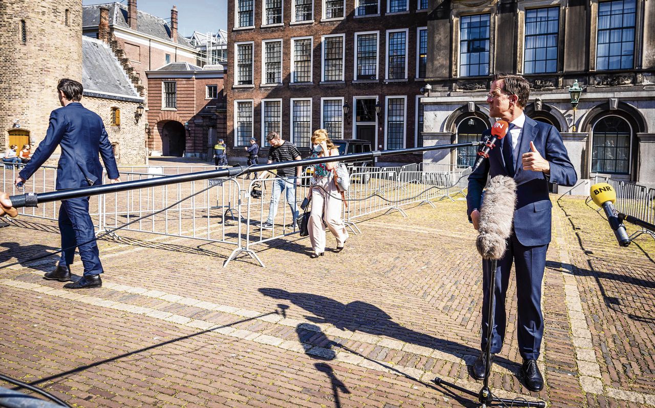 Fractieleider Rutte (VVD) staat de pers te woord, maandag. Hoekstra (CDA), links, doet dat niet.