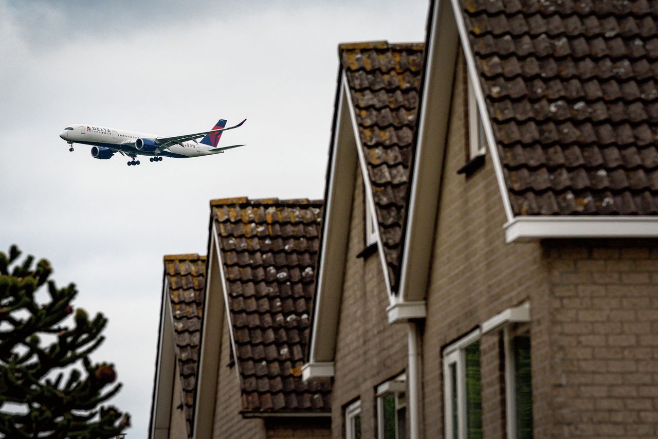 Brussel is ‘zeer verbaasd’ over ‘plotse’ aankondiging over vermindering vliegverkeer Schiphol 