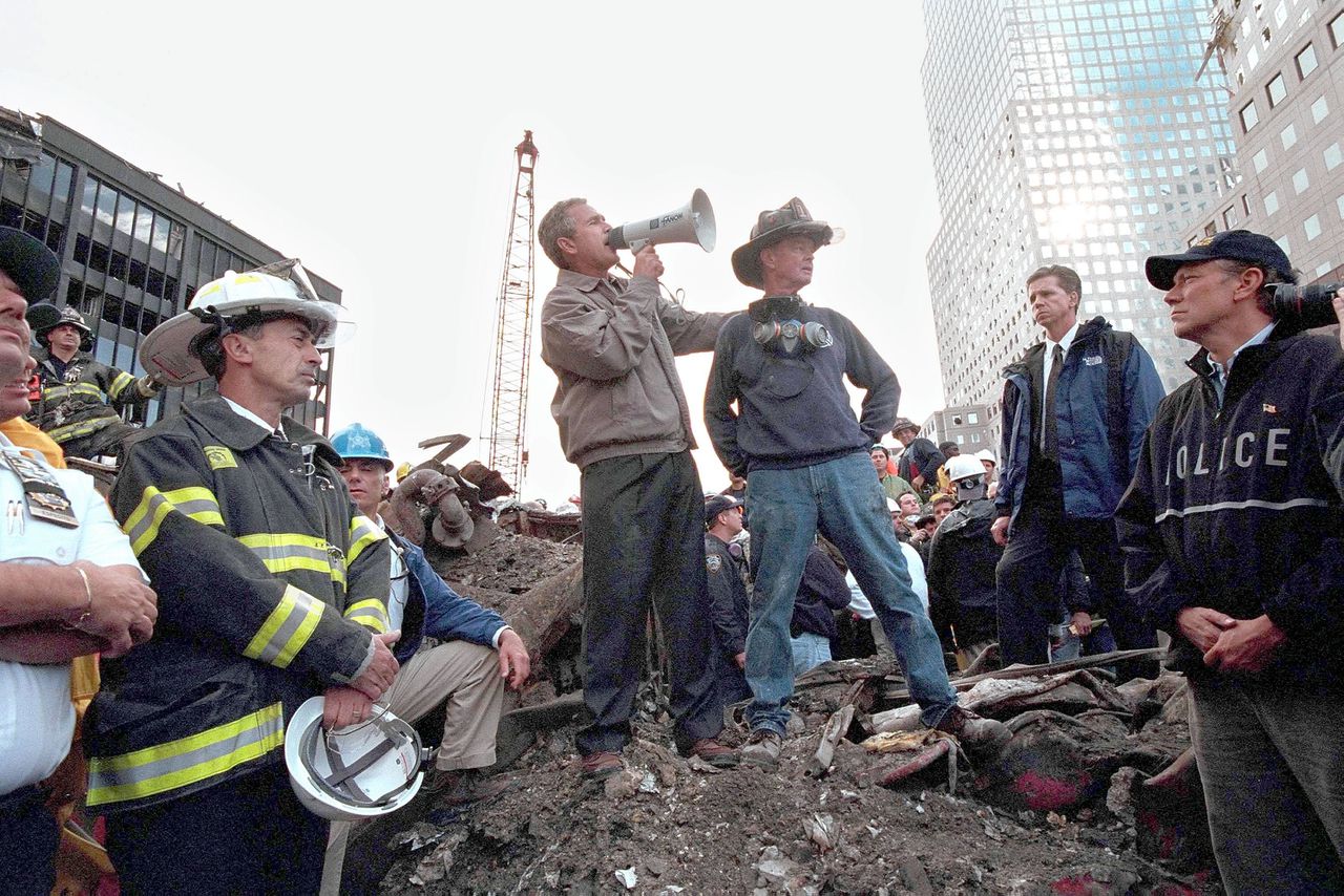 De Amerikaanse president George W. Bush spreekt reddingswerkers en andere hulpverleners toe op Ground Zero in New York, 14 september 2001.