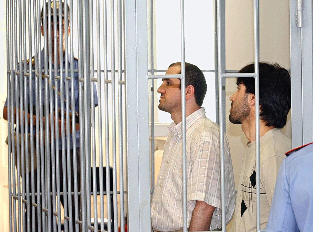 Twee verdachten in een (andere) rechtzaak in Dagestan. Foto Itar-Tass ITAR-TASS 40: MAKHACHKALA, DAGESTAN, RUSSIA. JULY 8. Defendants Murad Abdurazakov (R) and Abdulkhalim Abdulkarimov are awaiting the verdict in Daghestan's Supreme Court. They were charged with responsibility for the Kaspiisk explosion of May 9th 2002, which killed 45 people and injured more than 100. (Photo ITAR-TASS / Sergei Rasulov)