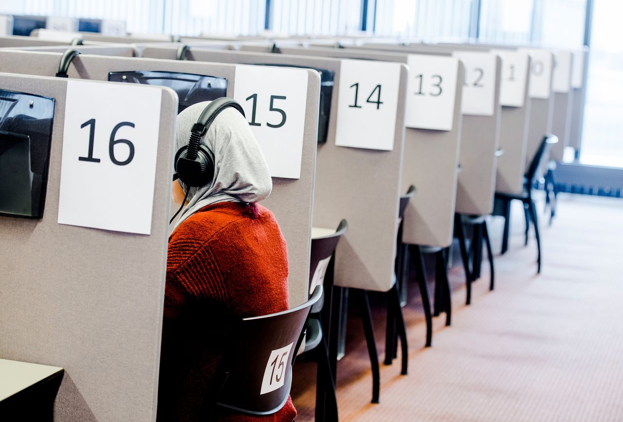 Inburgeringsexamen op een ‘toetslocatie’ in Rotterdam. Nieuwkomers hebben drie jaar de tijd om aan hun inburgeringsplicht te voldoen.