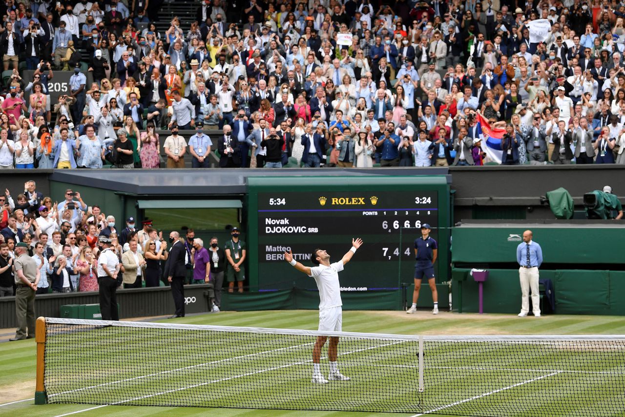 Novak Djokovic viert zijn zesde titel op Wimbledon.