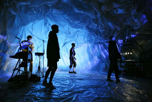 Scène uit ‘Weg met Eddy Bellegueule’ van Toneelschuur Producties in regie van Eline Arbo.