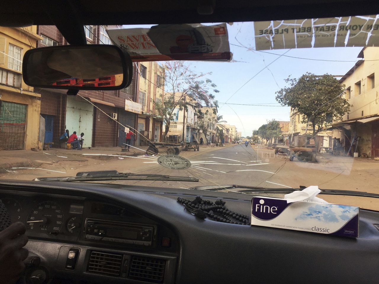 De straten in de Gambiaanse hoofdstad Banjul zijn uitgestorven.