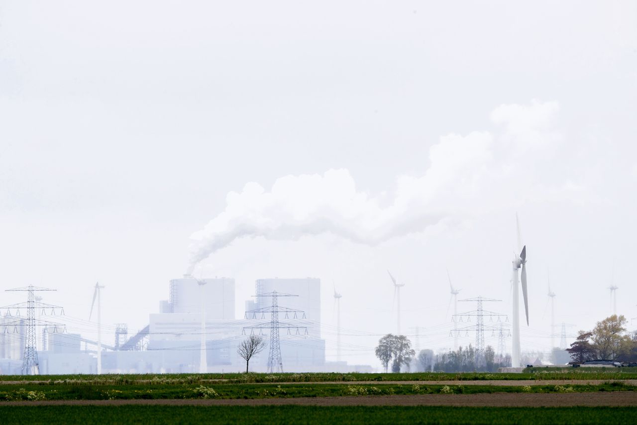 De kolencentrale in de Eemshaven, gezien vanaf het platteland van Groningen. Het kabinet heeft in de Najaarsnota van november in elk geval 500 miljoen euro gereserveerd voor „maatregelen voor CO2-reductie”.