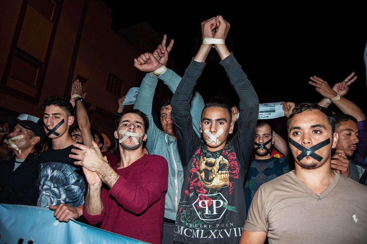 Demonstrant in Al-Hoceima in het Rifgebergte (Noord-Marokko) tegen de regering, juni 2017.