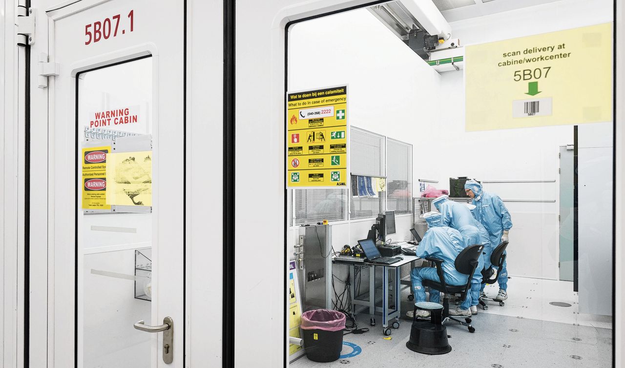 De ‘cleanroom’ van chipmachinefabrikant ASML, waar chipmachines worden geassembleerd.