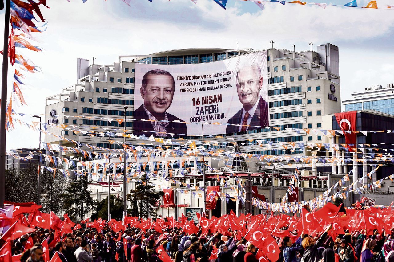 Aanhangers van de AKP in Kayseri tijdens een speech van partijlid Binali Yildirim begin april.
