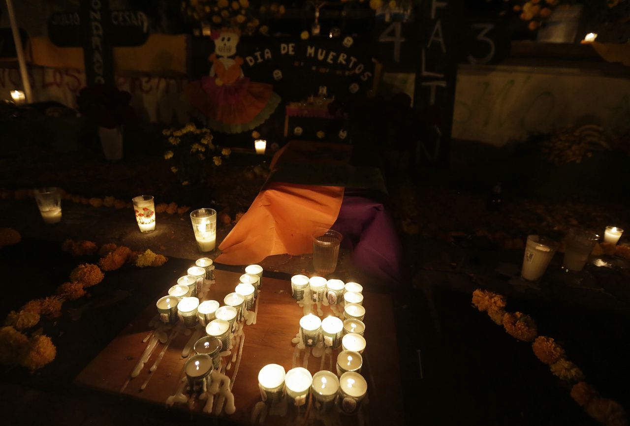 Kaarsen voor de 43 vermisten op de dag van de doden in Iguala.