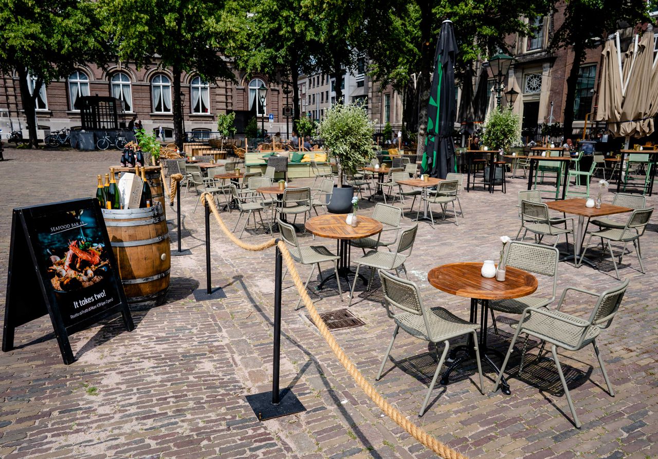 Een leeg terras op het Plein in Den Haag.