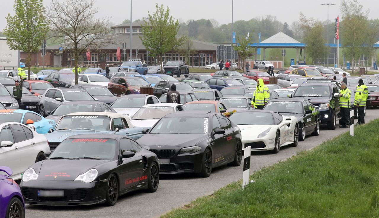 Meer dan honderd auto's die meededen aan de Eurorally zijn gestopt. Duitse politie kijkt of zij een illegale race hielden.