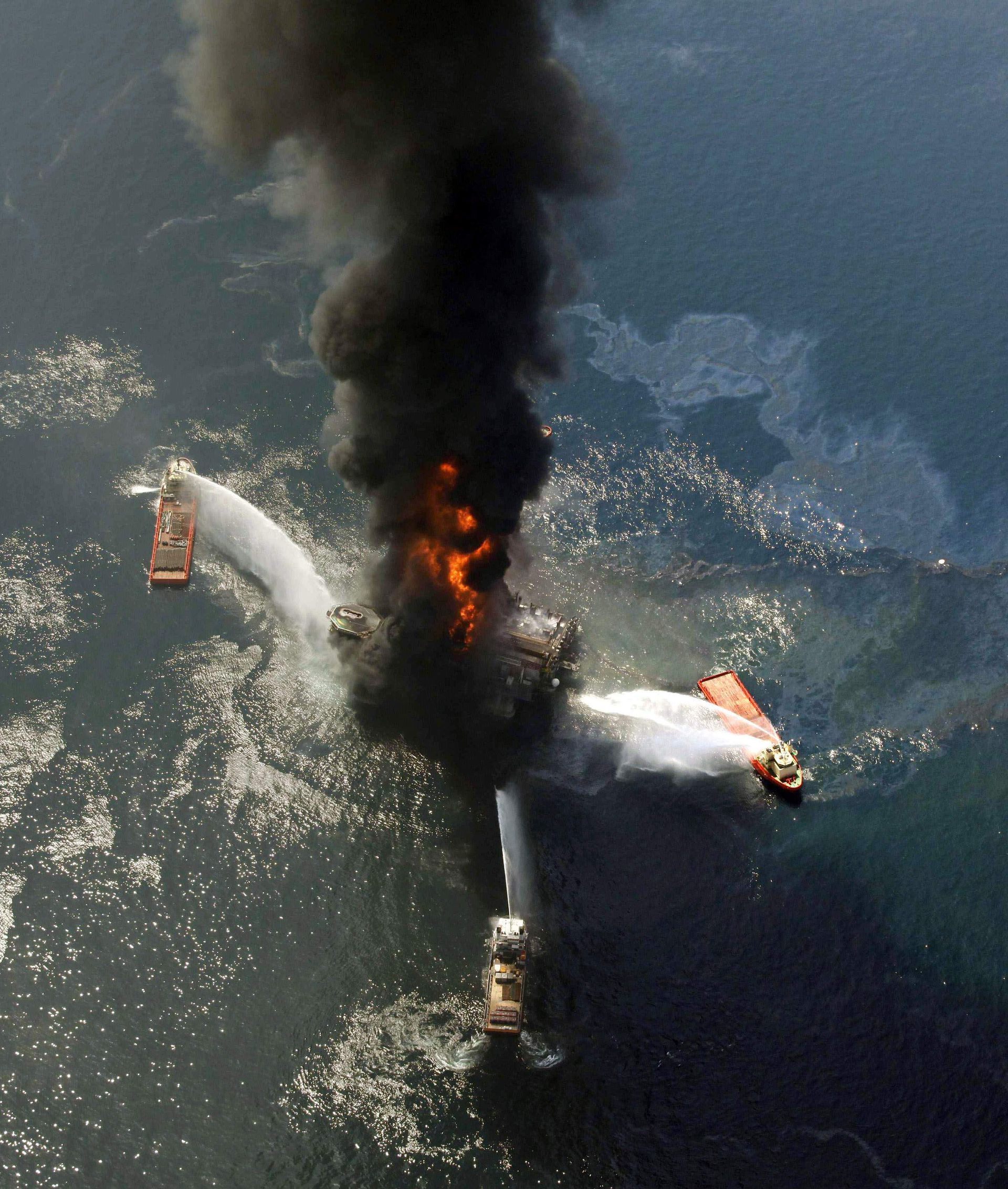 30 апреля 2010. Катастрофа в мексиканском заливе 2010. Deepwater Horizon катастрофа. Взрыв нефтяной платформы Deepwater Horizon 2010. British Petroleum разлив нефти.