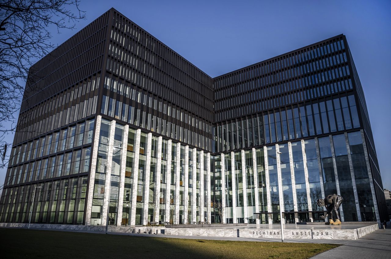 De rechtbank Amsterdam behandelde donderdag de zaak van CDA’er Raymond Knops tegen NRC en De Limburger.