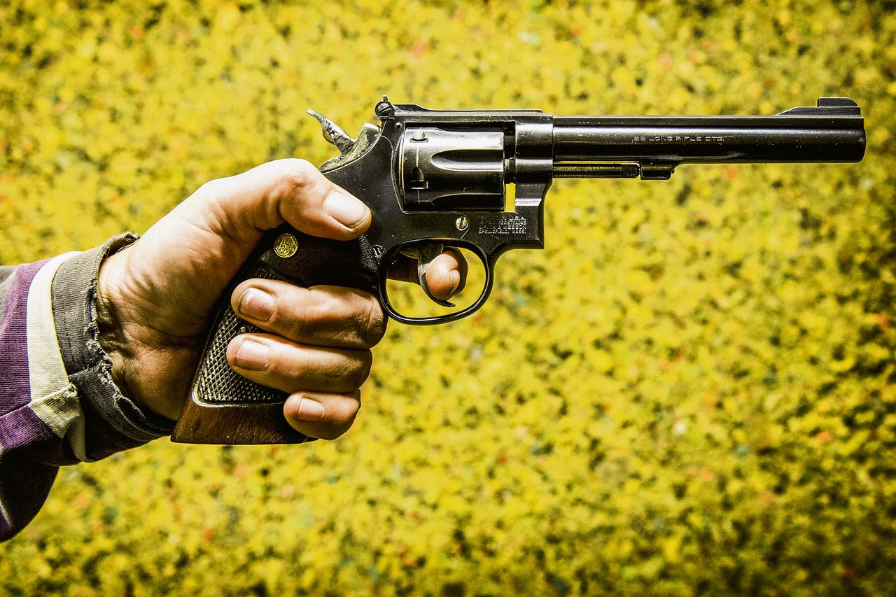 Een man schiet met een revolver op een schietbaan van schietsportvereniging SV ‘t Groene Hart in Nieuwkoop.