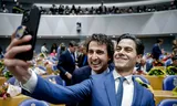Jesse Klaver (GroenLinks-PvdA) en Rob Jetten (D66, op de voorgrond) maken een selfie in de plenaire zaal van de Tweede Kamer. Foto Robin van Lonkhuijsen/ANP