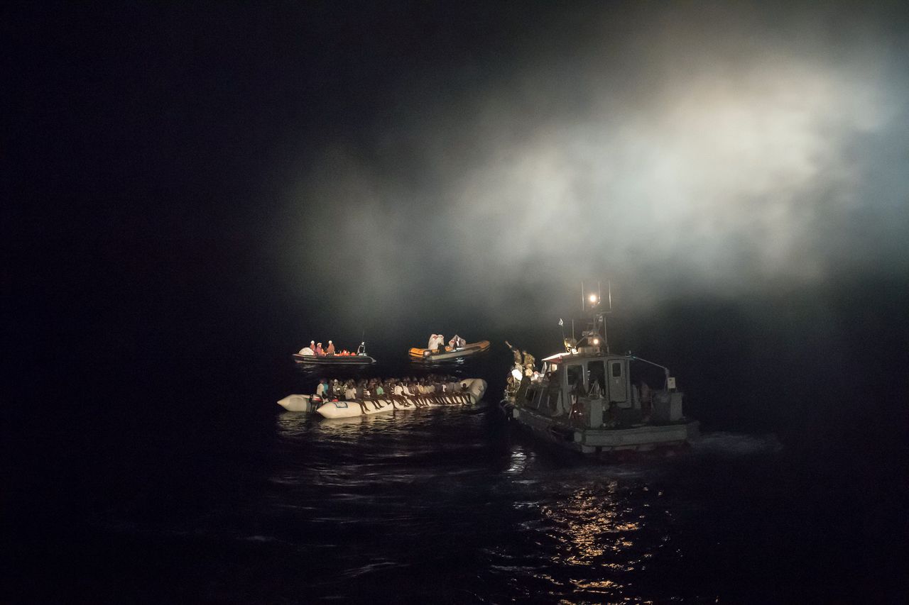 Confrontatie op de Middellandse Zee tussen de Damen-patrouilleboot van de Libische kustwacht (r), een rubberboot met vluchtelingen en helpers van Sea Watch, oktober 2016.