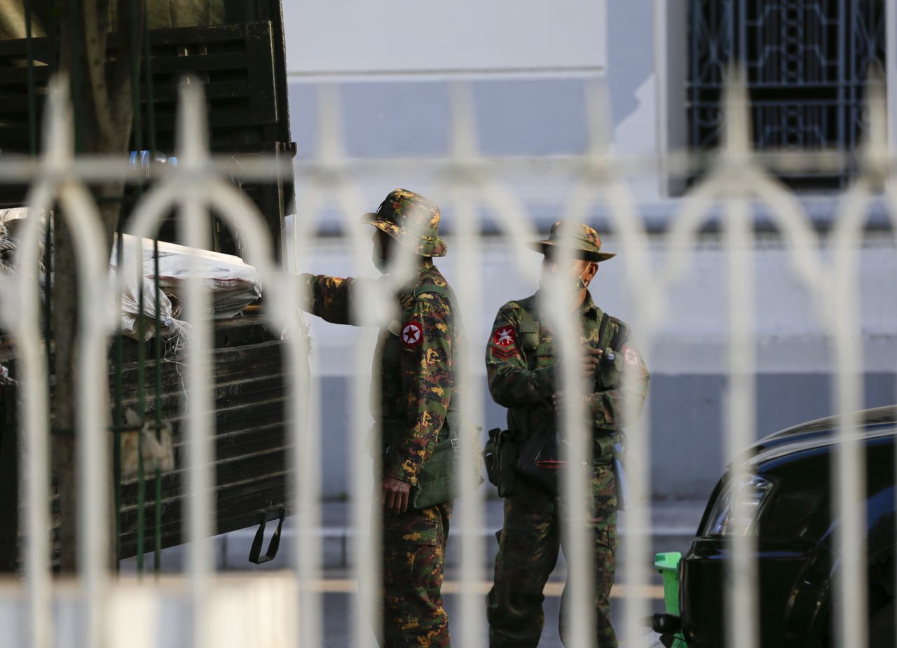 Militairen op de ochtend van de staatsgreep in Myanmar bij de Yangon City Hall in Yangon.