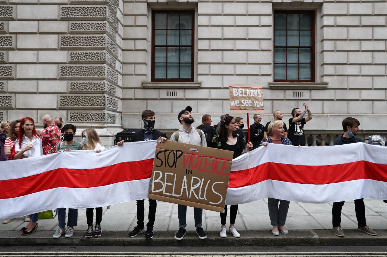 Bij het ministerie van Buitenlandse Zaken in Londen steunen betogers de protesten in Wit-Rusland.