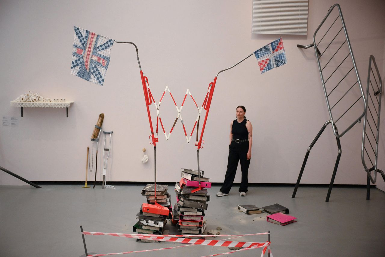 Jesse Darling wint Britse Turner Prize met ‘brutale en innemende’ kunstwerken 