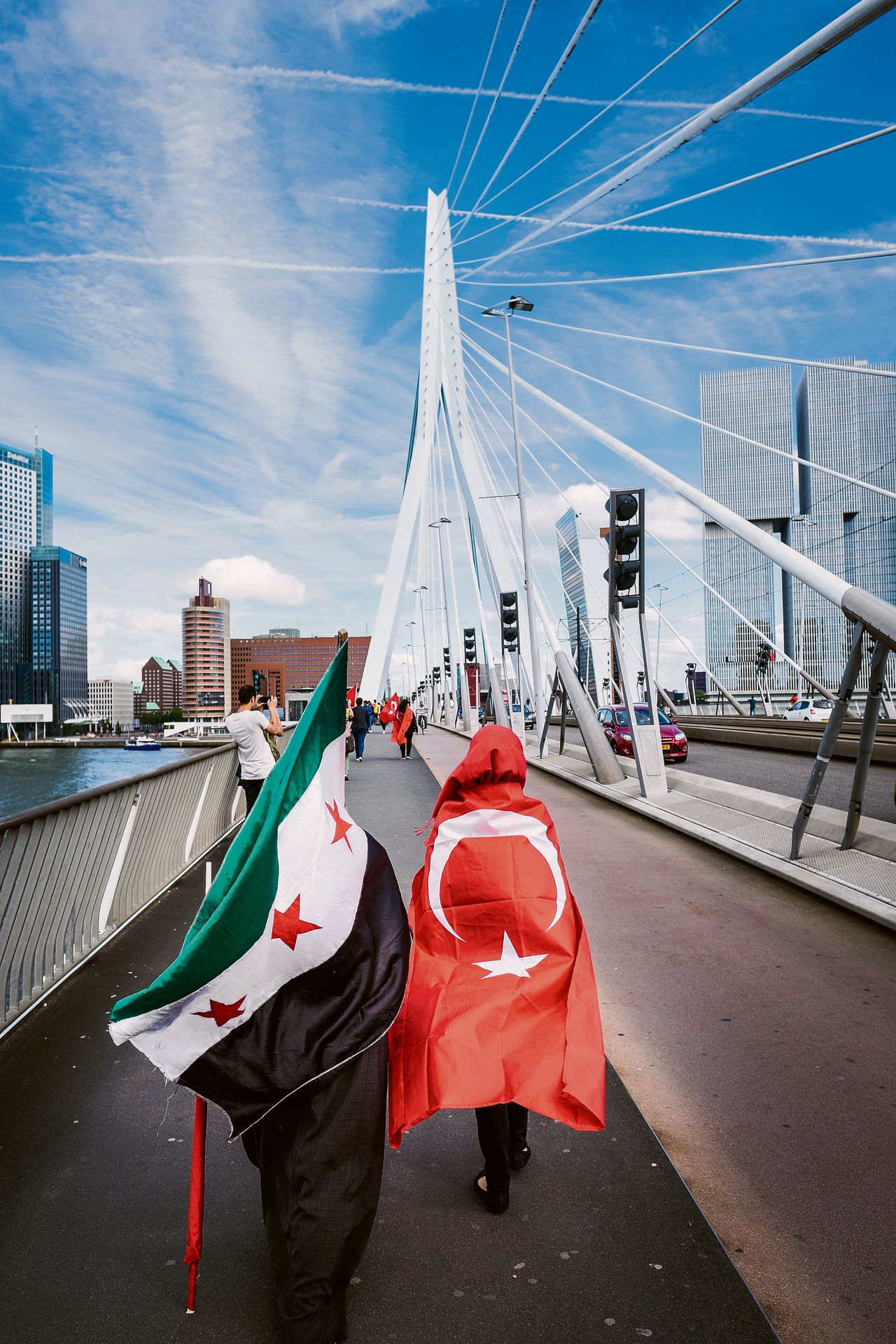 Turkse Nederlanders betogen bij de Erasmusbrug in Rotterdam tegen de mislukte staatsgreep in Turkije.