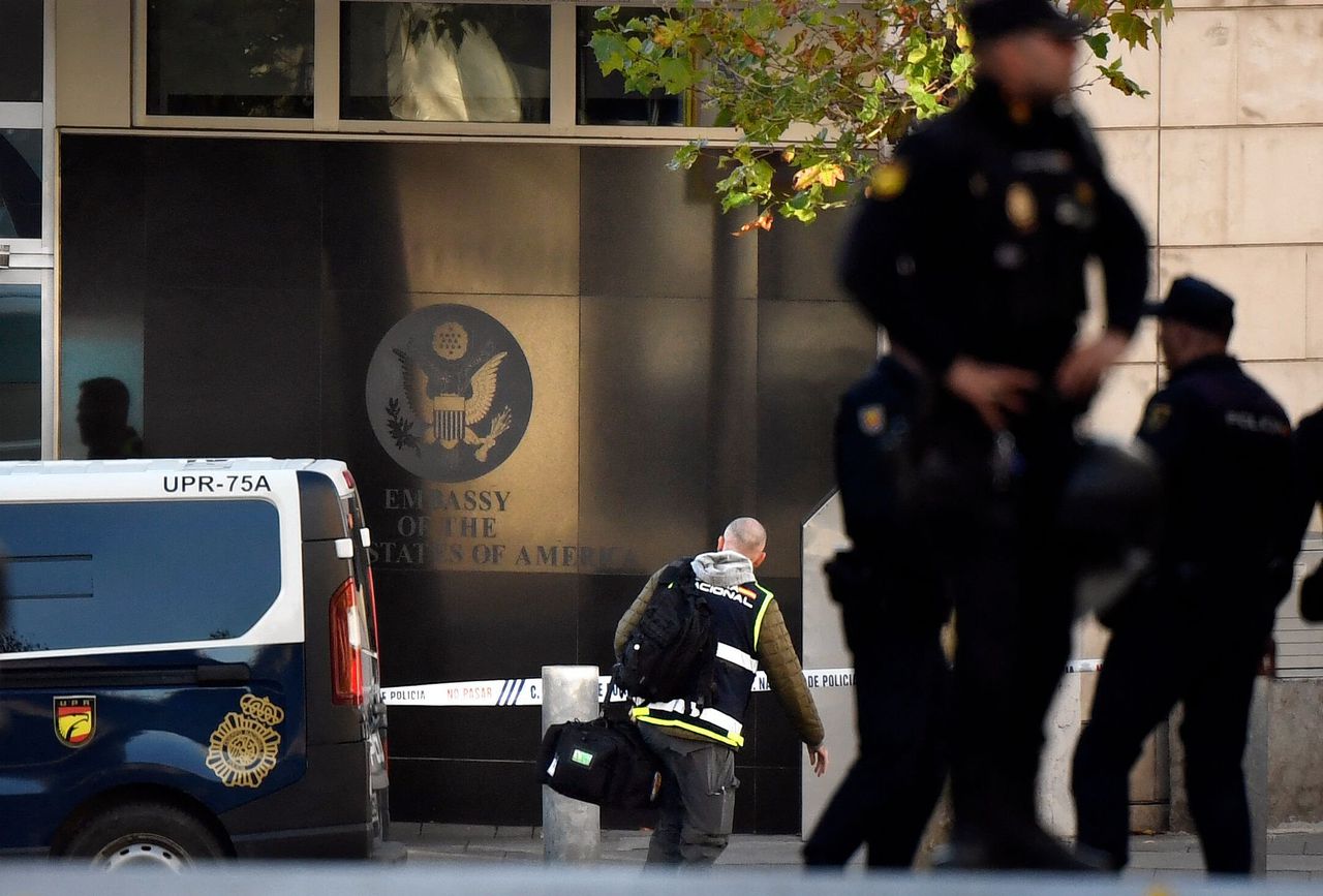 Spaanse politie bij de Amerikaanse ambassade in Madrid, vlak nadat daar een bombrief werd bezorgd op 1 december 2022.