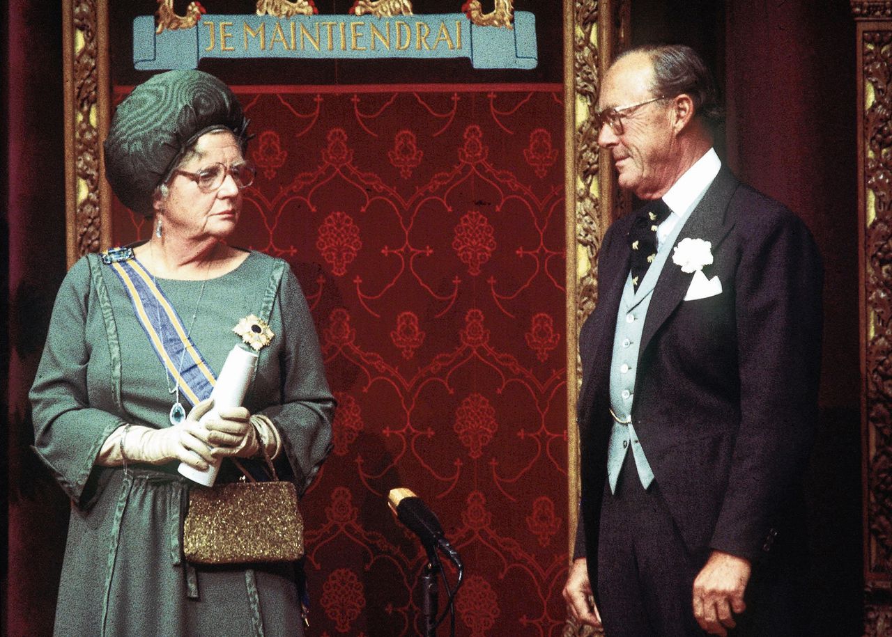 Koningin Juliana en prins Bernhard bij de Troonrede in 1977, die stof deed opwaaien door een kritische passage over de lange kabinetsformatie.