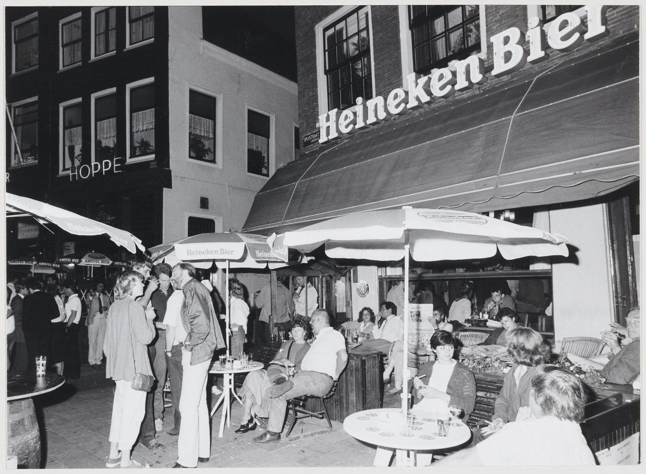 Zomers terras voor Café de Zwart, 1984.