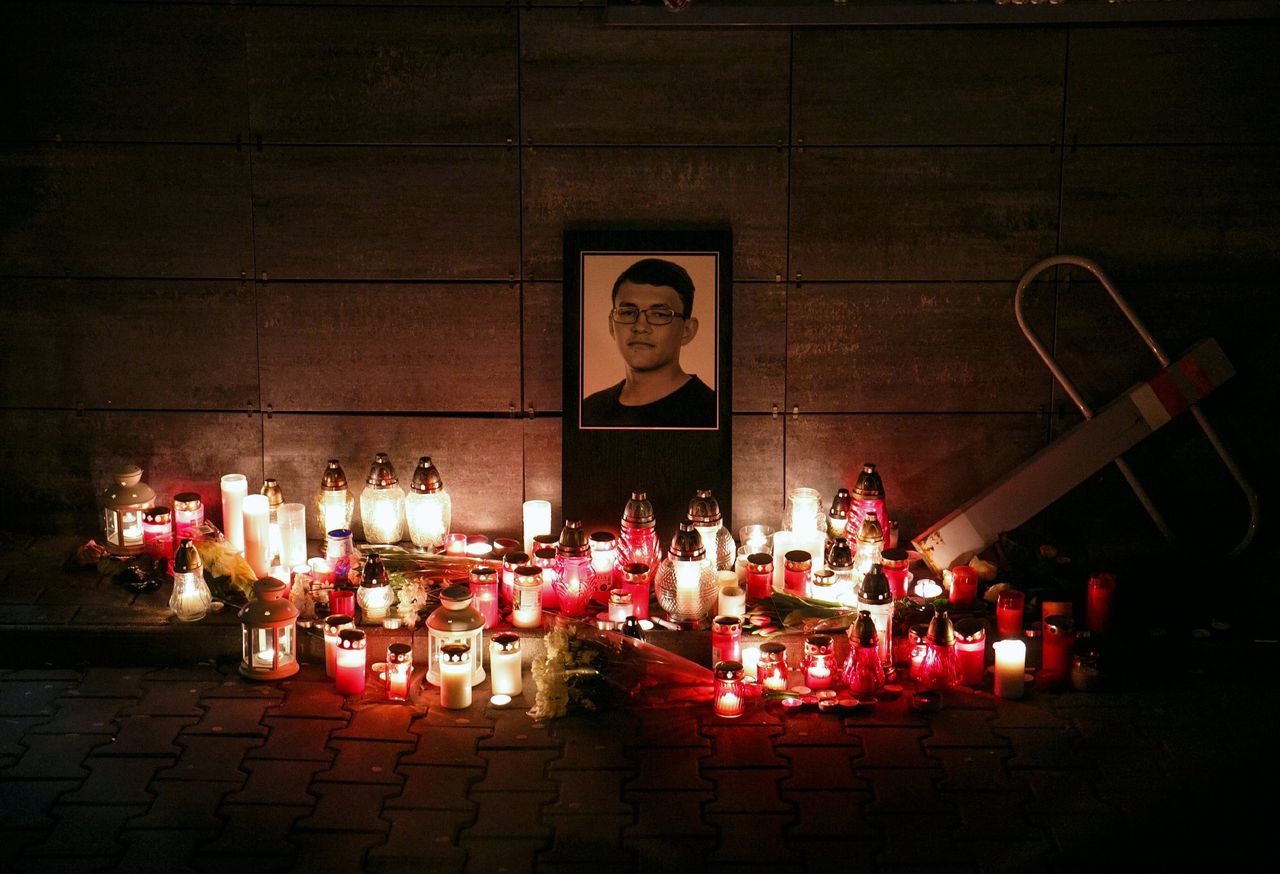 Opgestoken kaarsen ter herdenking aan journalist Kuciak. Ook zijn vriendin werd vermoord.