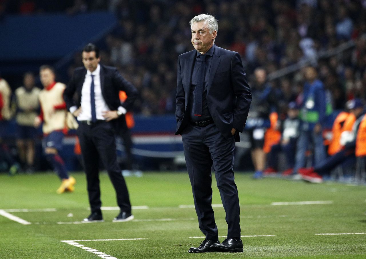 Carlo Ancelotti langs de lijn in de met 3-0 verloren wedstrijd tegen Paris Saint-Germain.