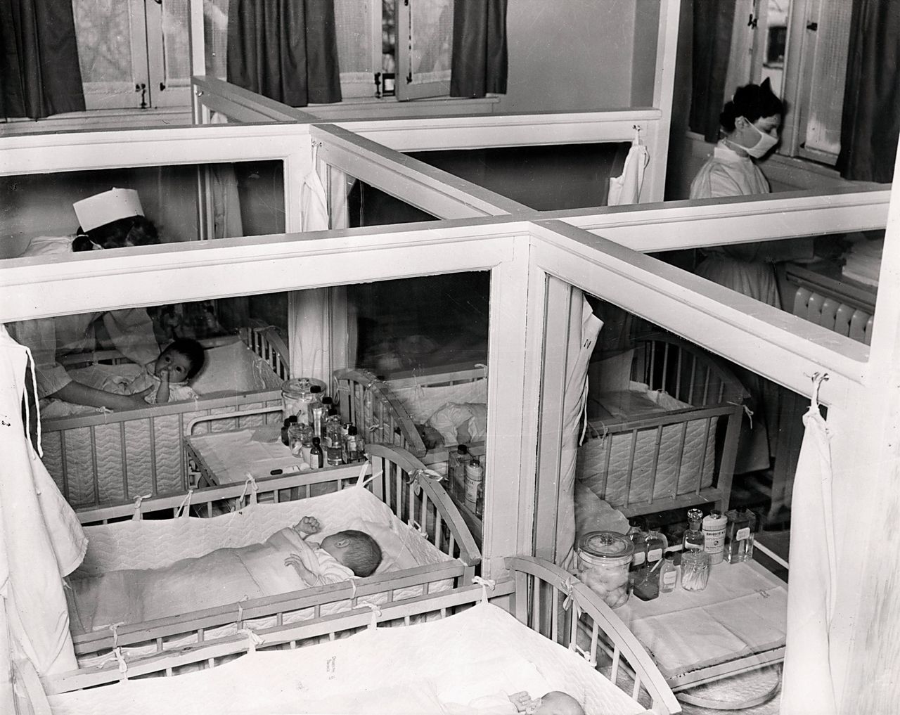 Een opvanghuis voor afgestane baby's, 1938. Plaats onbekend.