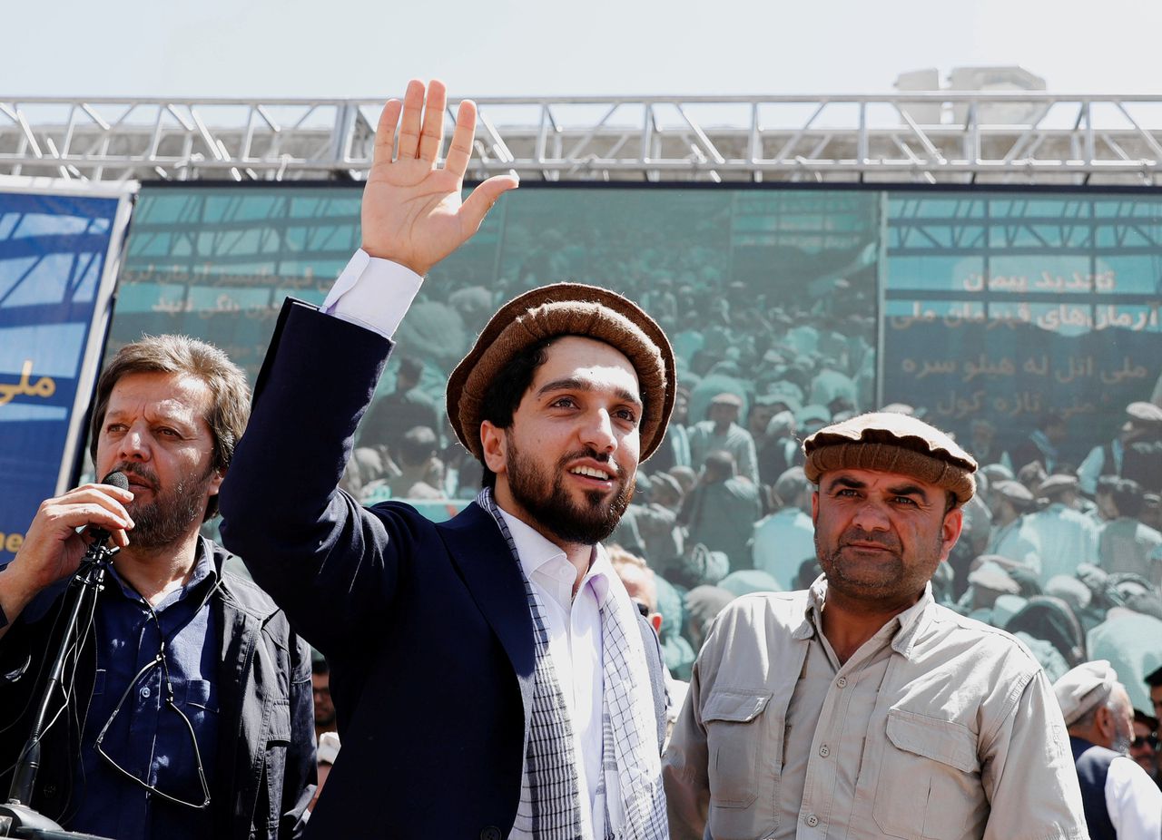 Ahmad Massoud groet het publiek tijdens een bijeenkomst in 2019.