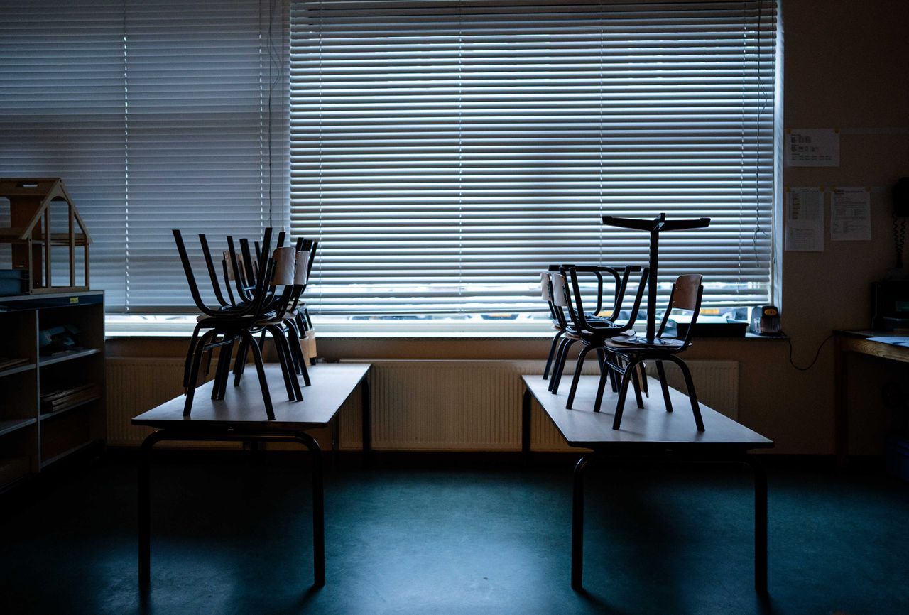 Een leeg klaslokaal van een basisschool in Den Haag.
